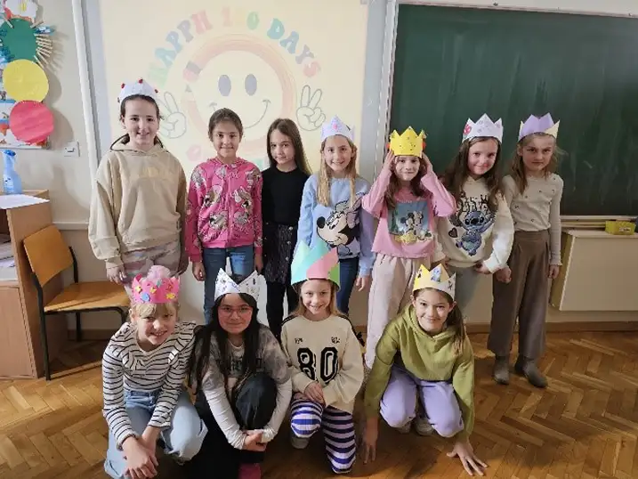 Making crowns for 100 days of school ( ucenici 2a)